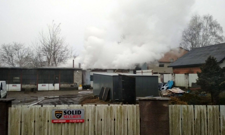 Pożar garażu z przyczepą w środku. Nie żyje mężczyzna